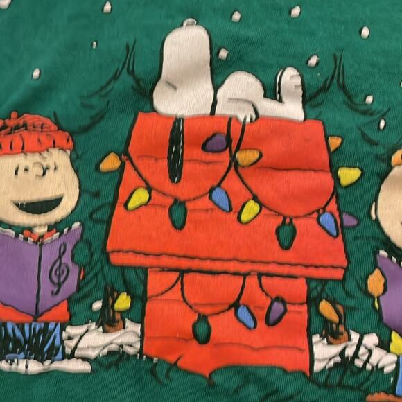 Peanuts Brand Size Medium Charlie Brown & Gang Green Tee Shirt Snoopy - Picture 4 of 4
